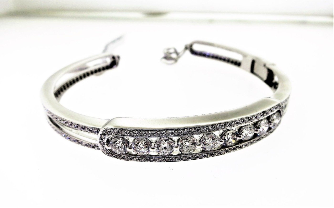 BR112151W - 14K White Gold Bangle