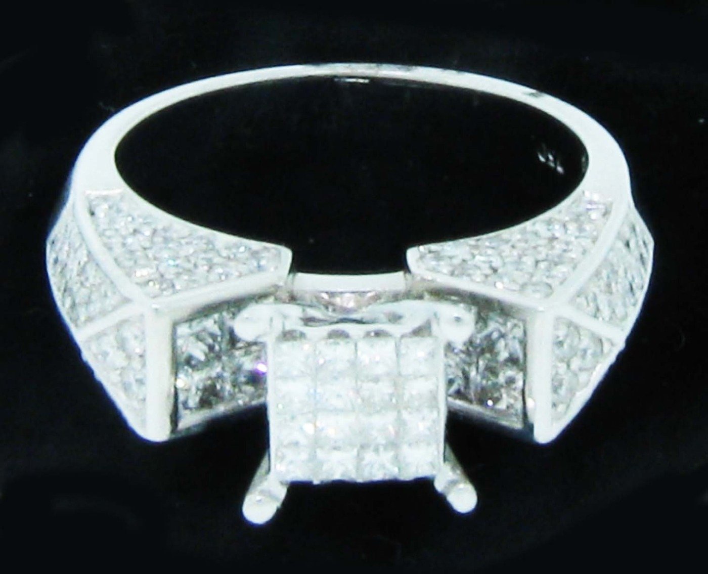 SLR01907URL095 - 18K White Gold Engagement Ring