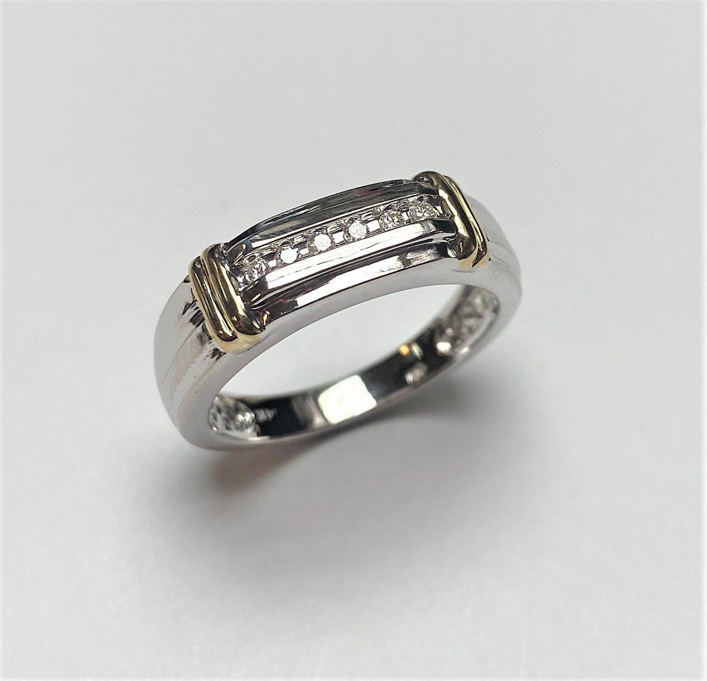 UB5002GWY55 - 14K Two Tones Gold Gents Ring