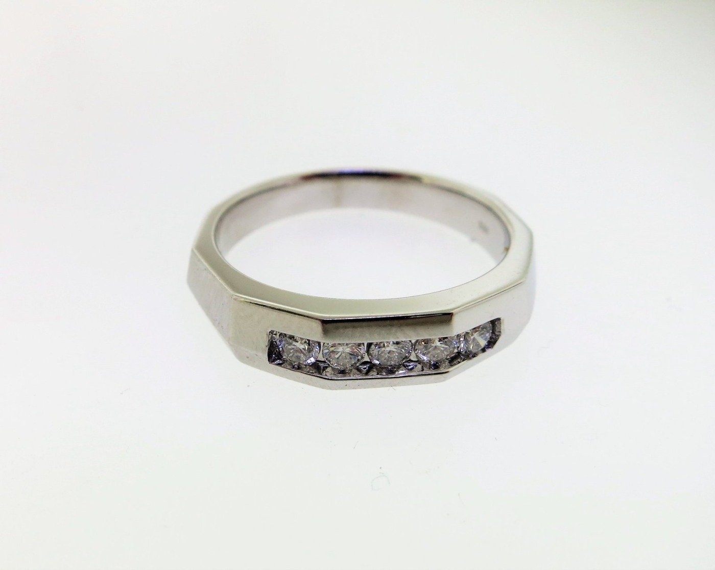 UB6374GW -   Ring