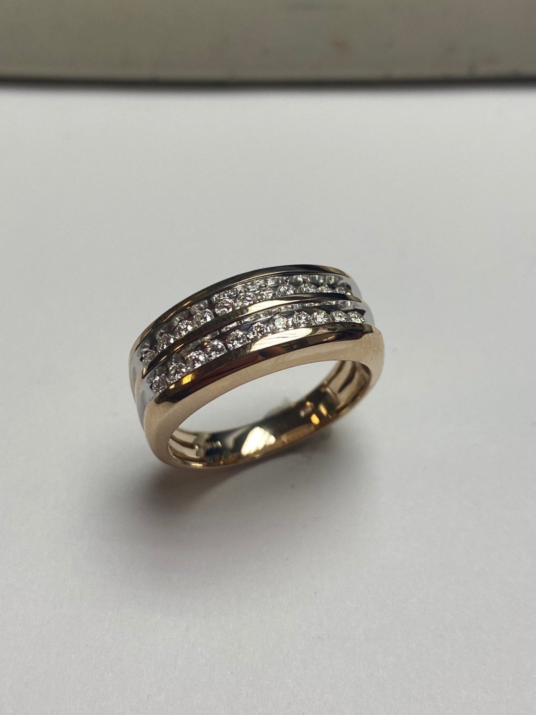 UB9713GY53 - 14K White Gold Gents Ring