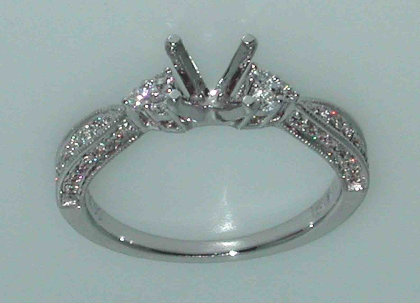 UBV4623SMW-RD – 14K White Gold Semi Mount Ring