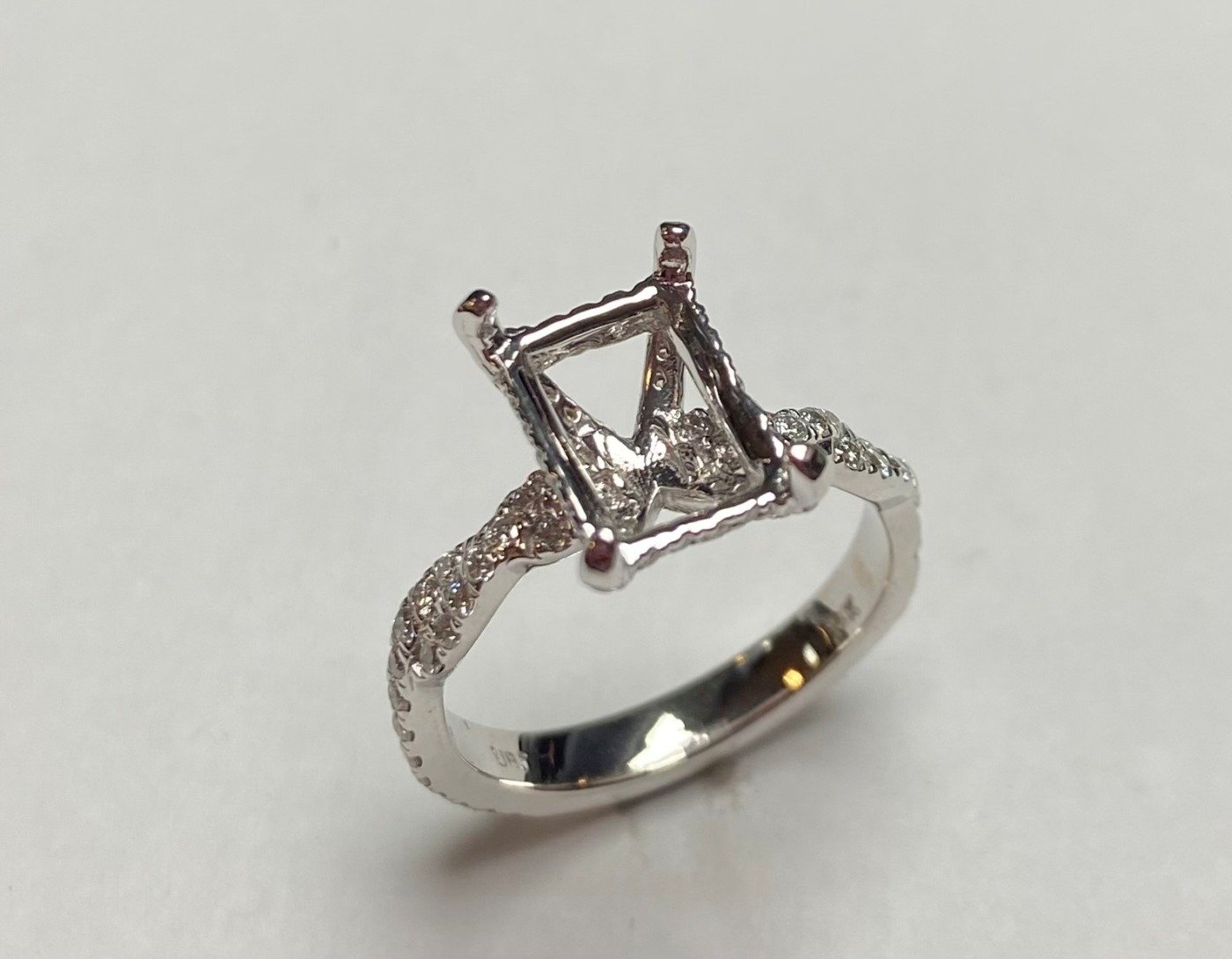 UB10653SMW-EMH – 14K White Gold Semi Mount Ring